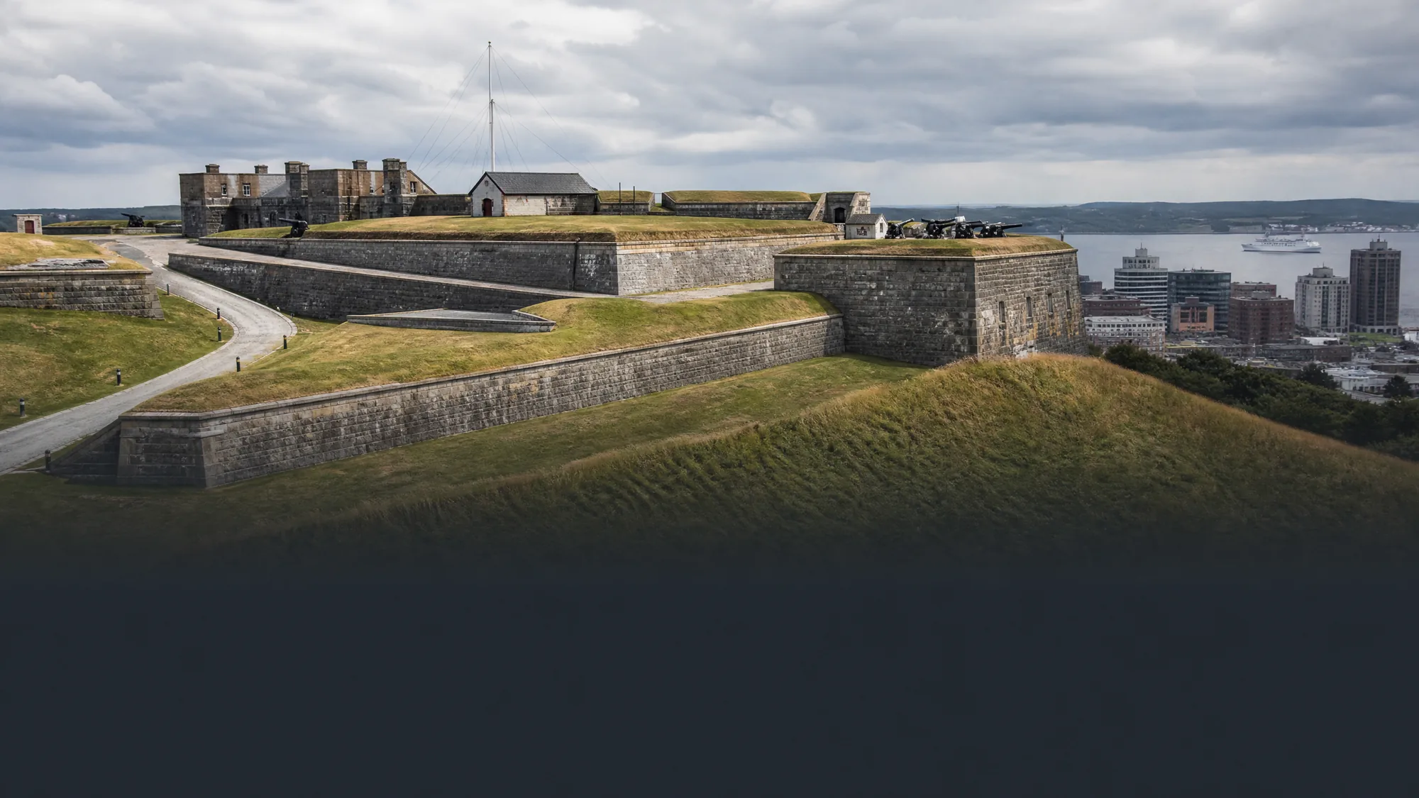 Erkunden Sie die Militärgeschichte des 19. Jahrhunderts von Fort George. Die Zitadelle von Halifax beeindruckt mit sternförmigen Wallanlagen, kostümierten Darstellern und dem täglichen Abfeuern der Mittagskanone.