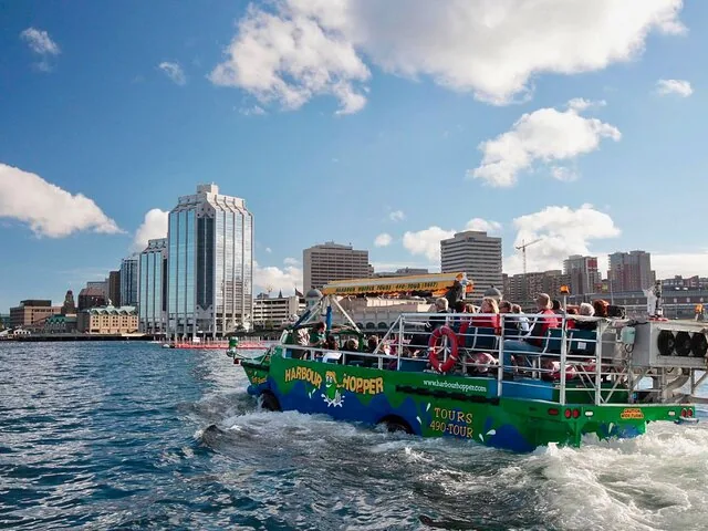 Amphibienfahrzeug Harbour Hopper voller Touristen, die im Wasser unterwegs sind.