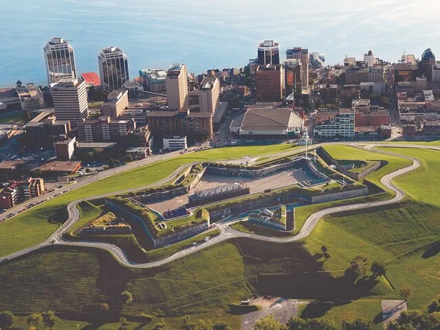Luftaufnahme der Halifax Citadel National Historic Site und der umliegenden Skyline der Stadt.