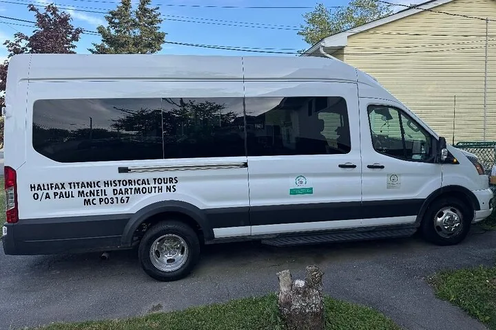 Weißer Tourvan mit der Aufschrift „Halifax Titanic Historical Tours“ an der Seite.